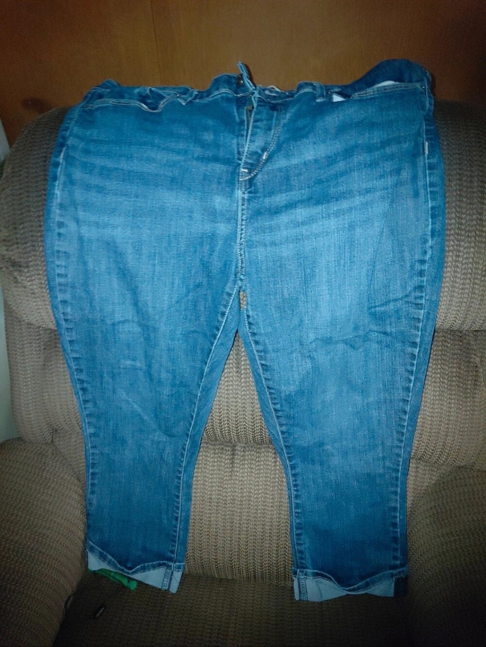 Levi Mid Rise Capri Pants